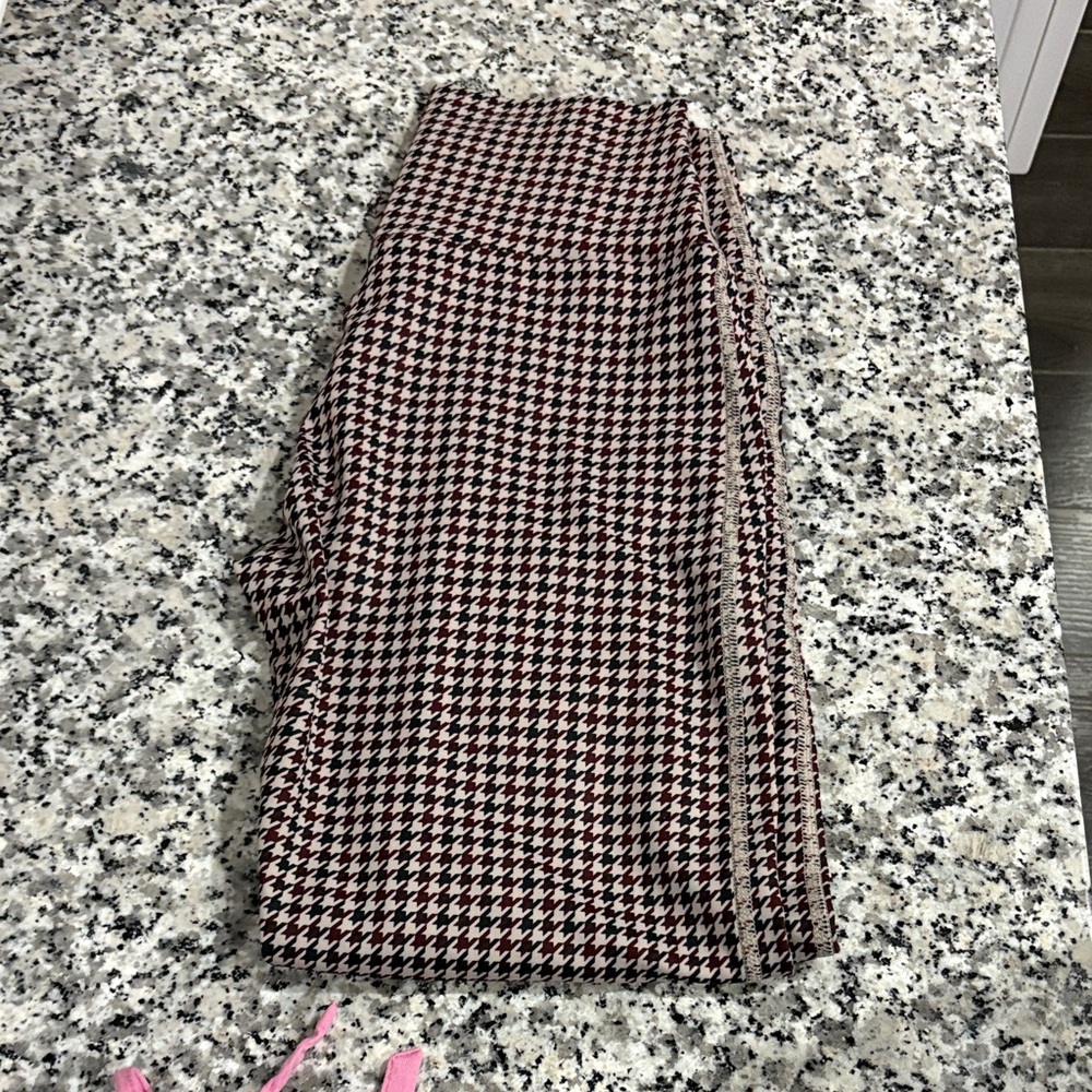 Elegant Houndstooth Leggings - Black and White